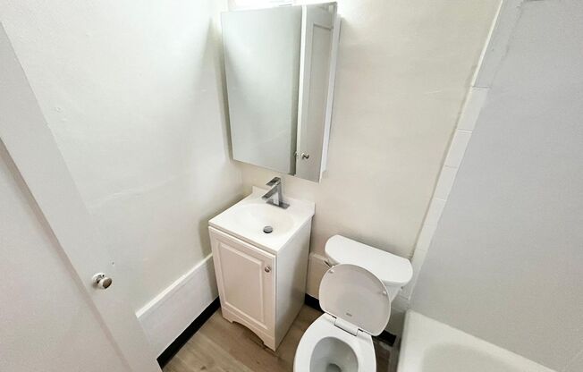 2 beds, 1 bath, 900 sqft, $1,225, Unit 136