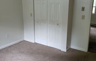 2 beds, 1 bath, $1,300, Unit AE5