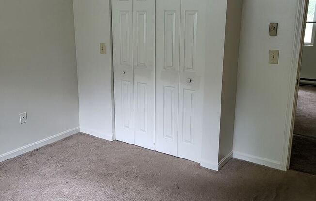 2 beds, 1 bath, $1,300, Unit AE5