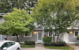 Charming Bothell Condo in a Fantastic Location! (Lower rent for 8 of 12 months