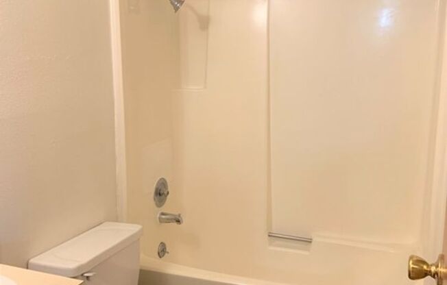 1 bed, 1 bath, 576 sqft, $1,150, Unit 13