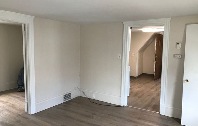 2 beds, 1 bath, 900 sqft, $750, Unit Up