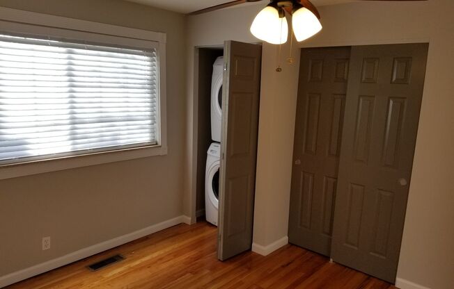 2 beds, 1 bath, $1,300, Unit 12551 - A