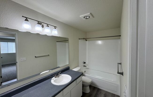 2 beds, 1 bath, 902 sqft, $2,075, Unit H201