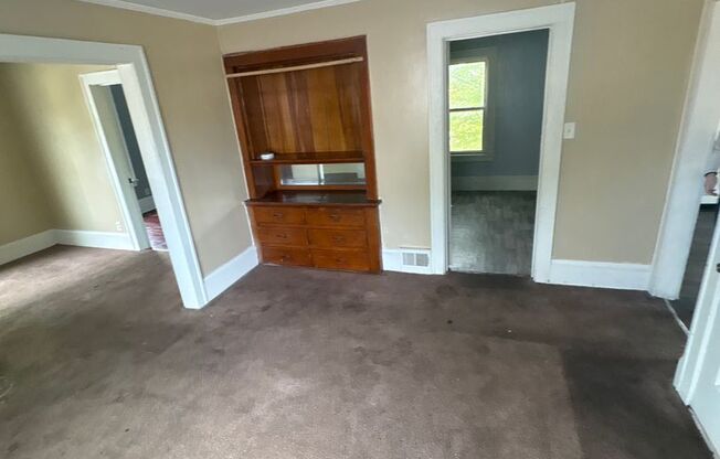 2 beds, 1 bath, $1,350, Unit 5912 Beloit Rd