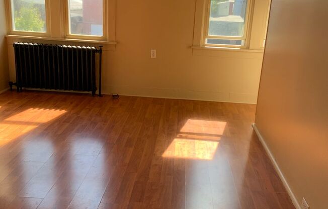 1 bed, 1 bath, 450 sqft, $825, Unit 403 W. JAMES ST.  #16