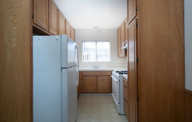 1BR with Parking in Pacific Beach, Just 3.5 Blocks from the Ocean!