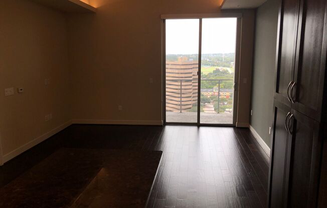 1 bed, 1 bath, 828 sqft, $3,405, Unit 1915