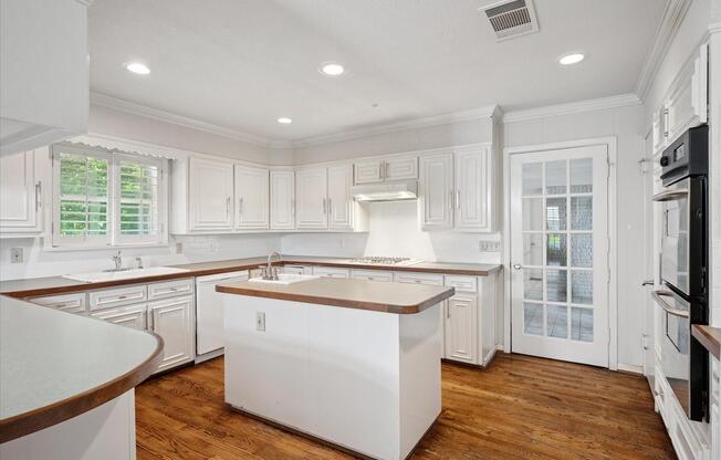 6441 LINDEN LN