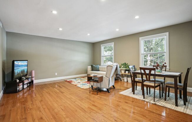 Spacious 2BR/1BA in Rock Creek Gardens!