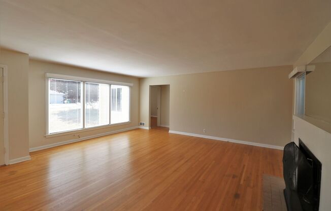 2 Bedroom 1 Bathroom House in Wedgwood!