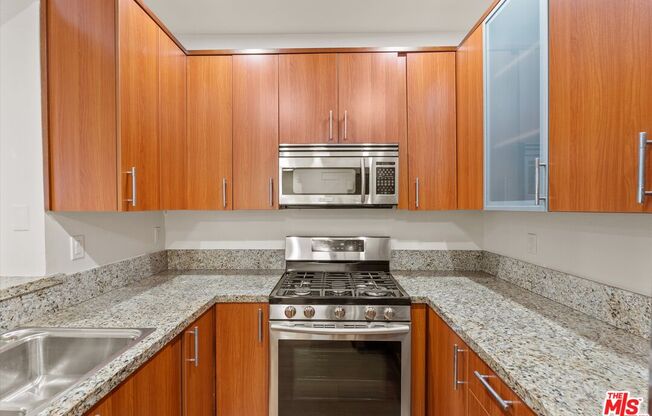 2 beds, 1 bath, 979 sqft, $2,850, Unit 122