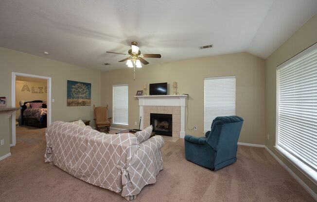 August 2025 Move In! Beautiful 3 Bed, 3 Bath Minutes from Campus!