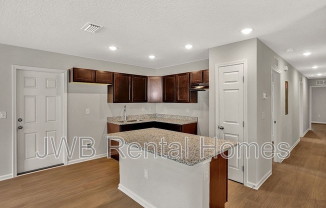 1328 8 ST W