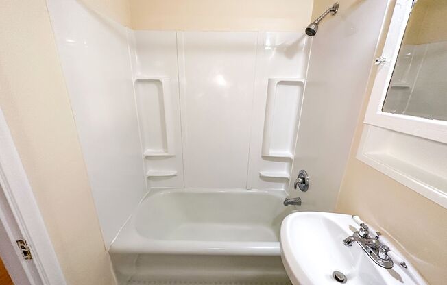 Studio, 1 bath, 365 sqft, $1,195, Unit 209