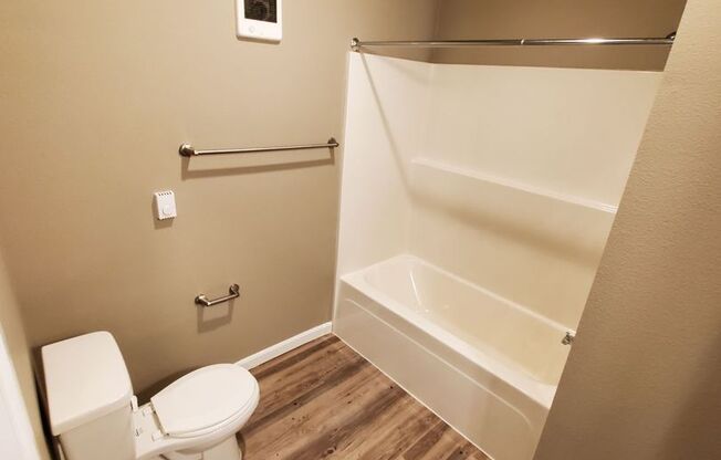 3 beds, 2 baths, 1,127 sqft, $1,790, Unit 211