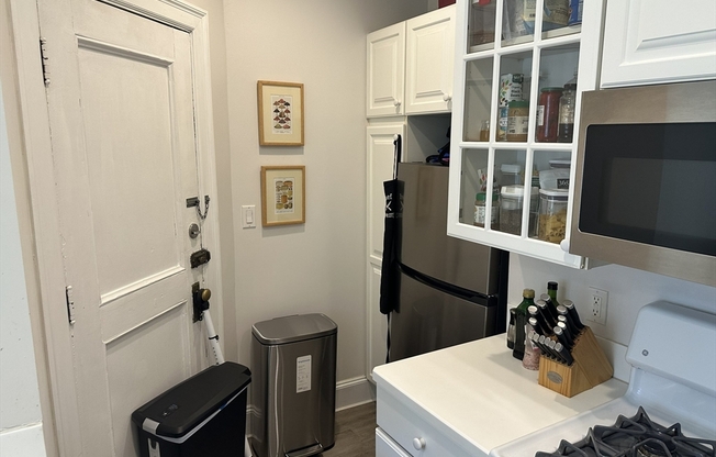 1 bed, 1 bath, 913 sqft, $3,200, Unit 32