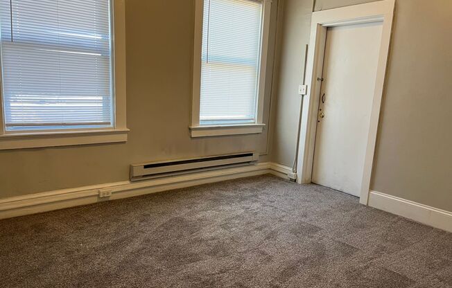 3 beds, 1 bath, $1,225, Unit 525 1/2- Apt. F