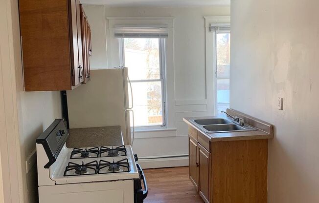 2 beds, 1 bath, $900, Unit 54 JAMES ST. (3RD FLR. REAR)