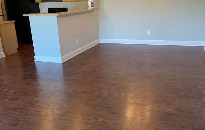 Move In Ready! Great 2 Bedroom 1 Bath Condo