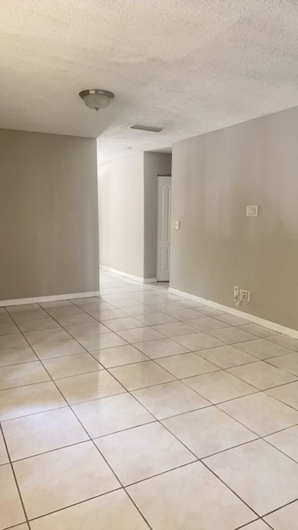 2 Bedroom, 2 bathroom condo For Rent in Town N Country!