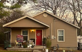 Beautiful 2 Bedroom 1 Bath Home ! In Heart of Fayetteville near Baum Stadium !