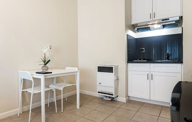 Studio, 1 bath, 121 sqft, $985.42, Unit 301