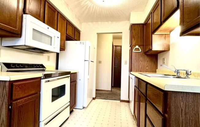 2 beds, 1.5 baths, 900 sqft, $995, Unit Apt 4