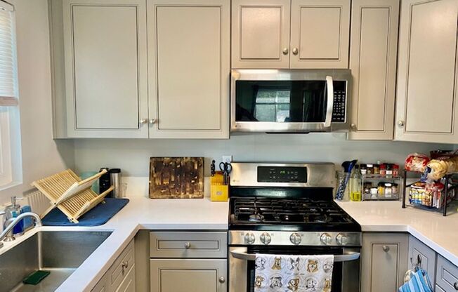 Darling 2 bedroom, 1 bath Single Family Home
