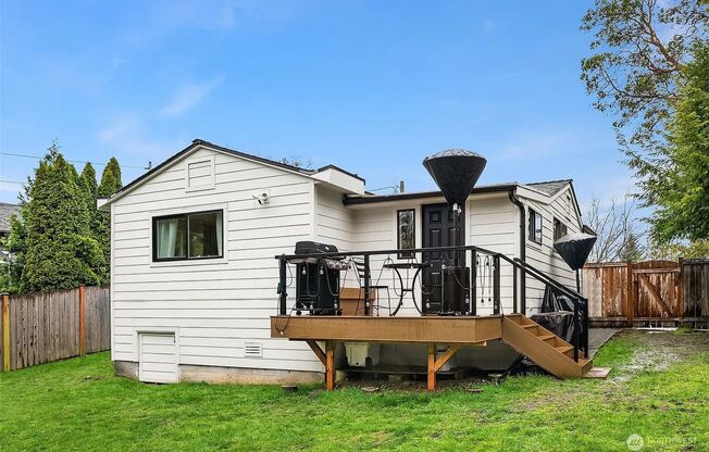 Bright & Charming 1Bed/1Bath + Den in Prime Seattle Neighborhood!