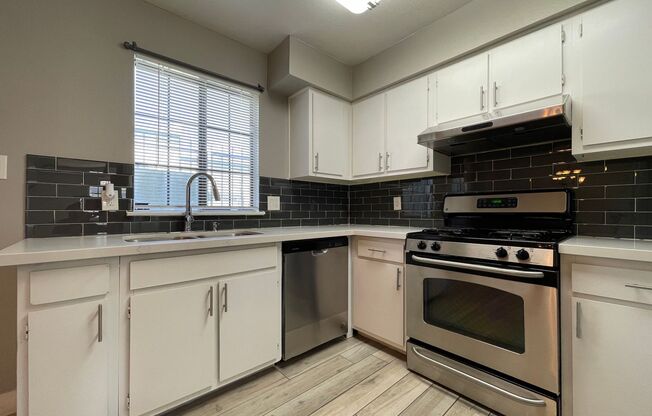 2 BED 2 BATH TOWNHOUSE NEAR LAKE MEAD AND HOLLYWOOD