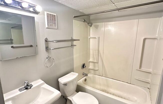 3 beds, 1 bath, $1,050, Unit #1