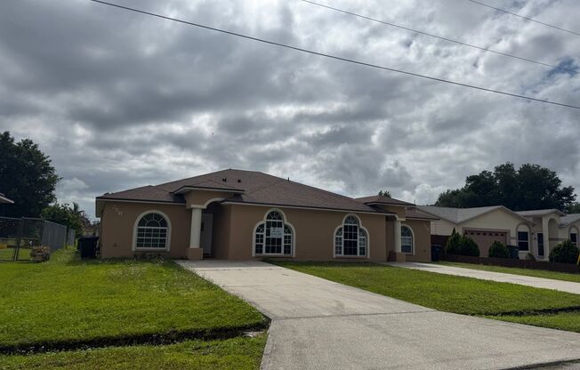 1/2 Duplex in Poinciana
