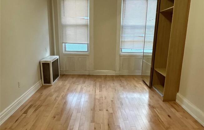 2 beds, 1 bath, 750 sqft, $2,400, Unit 2L