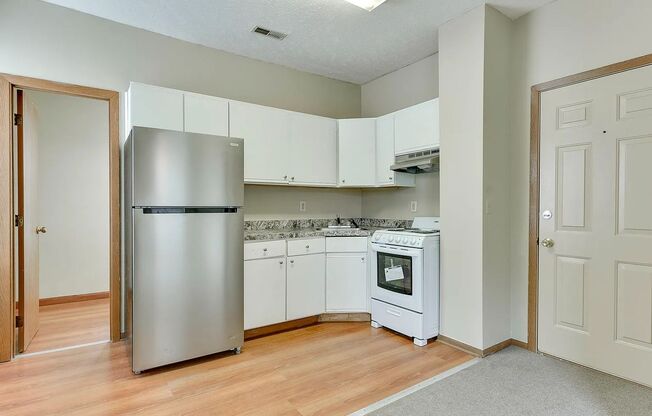 Charming one bedroom! Convenient business district location.