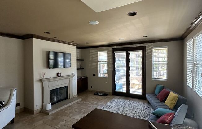 Huntington Beach Home: 3 bed 4.5 bath with Luxury Amenities and Jacuzzi