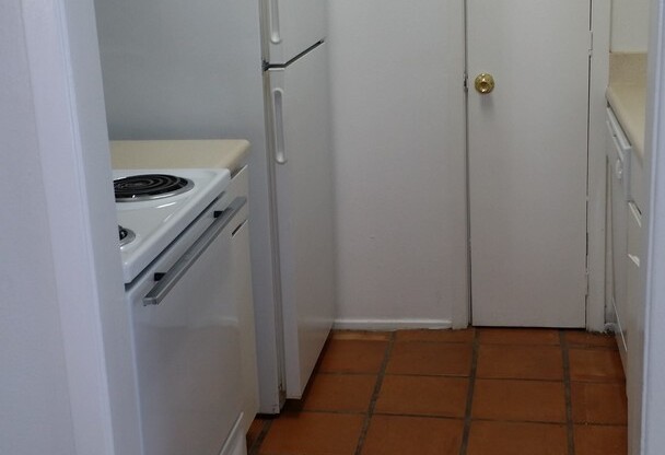 2 beds, 2 baths, 925 sqft, $1,035, Unit *638