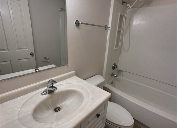 1 bed, 1 bath, 655 sqft, $3,200, Unit 215