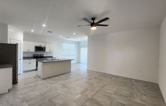 July rent free with signed lease before 6/30/25- 3 bed/2bath New Casa Grande Home