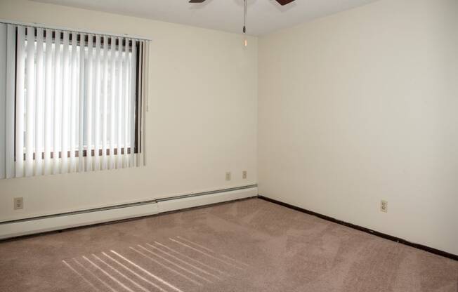 2 bedroom apartment - 2nd bedroom with ceiling fan