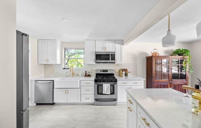 Stunning 3 bedroom home in Forest Hills available now!