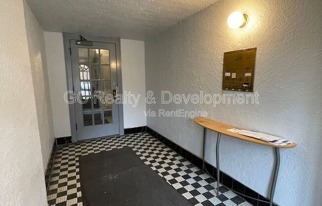 7512 N CLAREMONT AVE