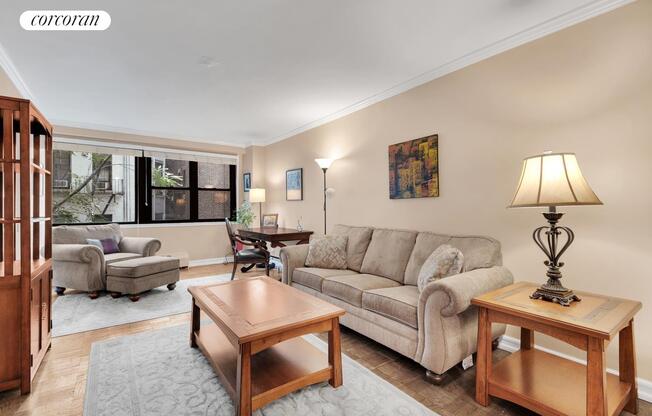 210 E 15 ST