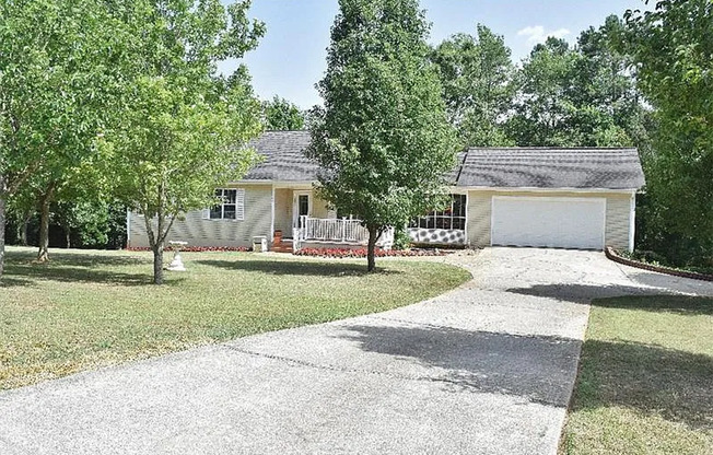 Spacious 3-Bedroom Home with Huge Daylight Basement in Commerce, GA