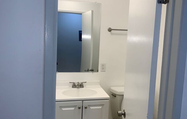 BEAUTIFUL REMODELED 3 BEDROOM 2 BATH IN SHERMAN OAKS-HALF OFF 1ST MONTHS RENT OAC!!! PARKING INCLUDED!