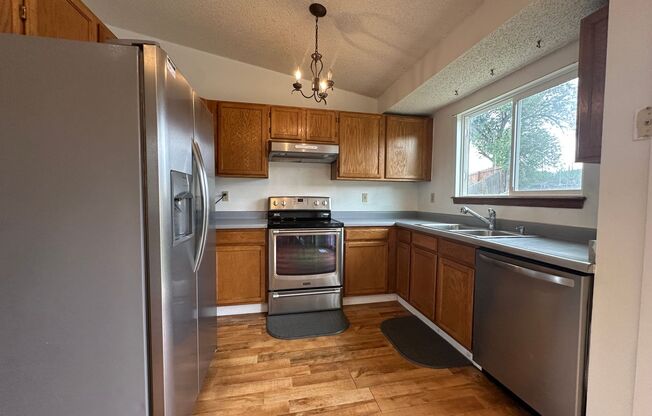 3 Bed 2 Bath Home Minutes From Fort Carson, Schriever, and Peterson Space Force Base!!