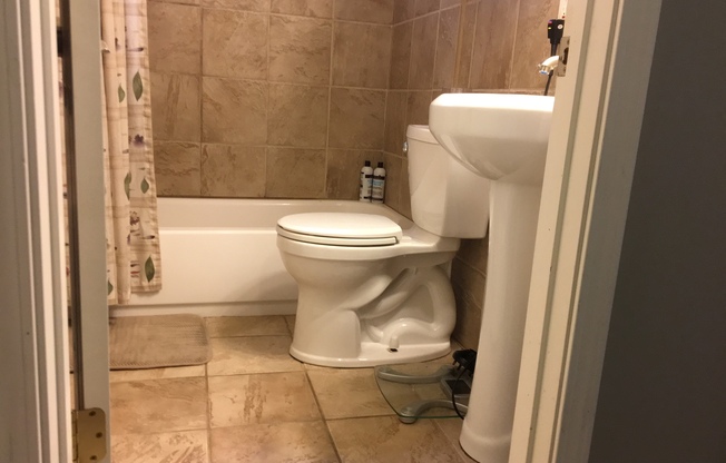St. Anthony Park ! Rarely Available ! 2 Bedroom Lower Level Duplex