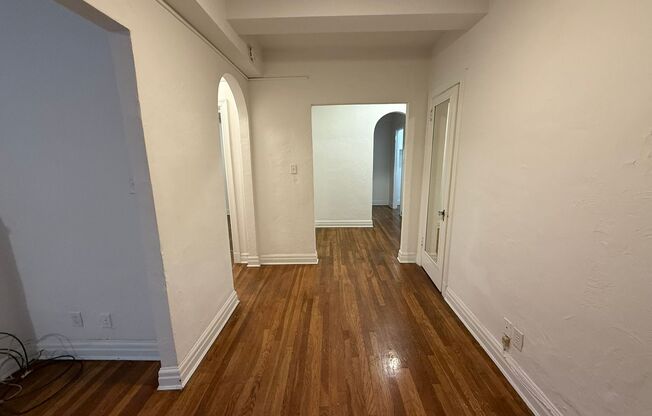 1 bed, 1 bath, 962 sqft, $1,510, Unit New King Edward  306