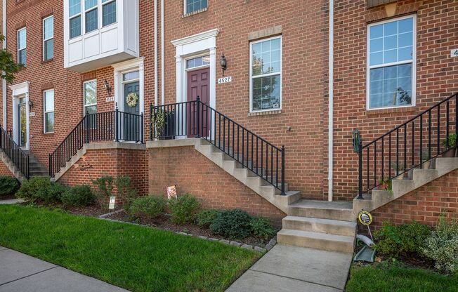 Luxury 3-Bed, 4-Bath Townhouse with Modern Amenities
