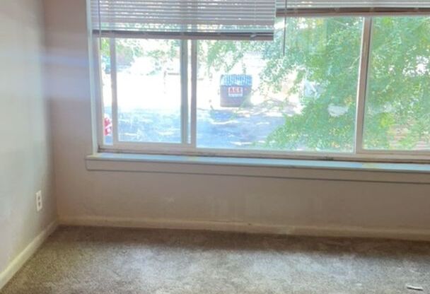 2 beds, 1 bath, 600 sqft, $850, Unit 8